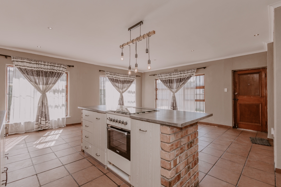 5 Bedroom Property for Sale in Protea Heights Western Cape